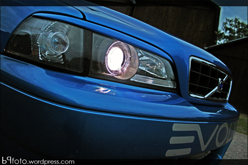 Volvo V70 R AWD Evolve front, grill och lyse.